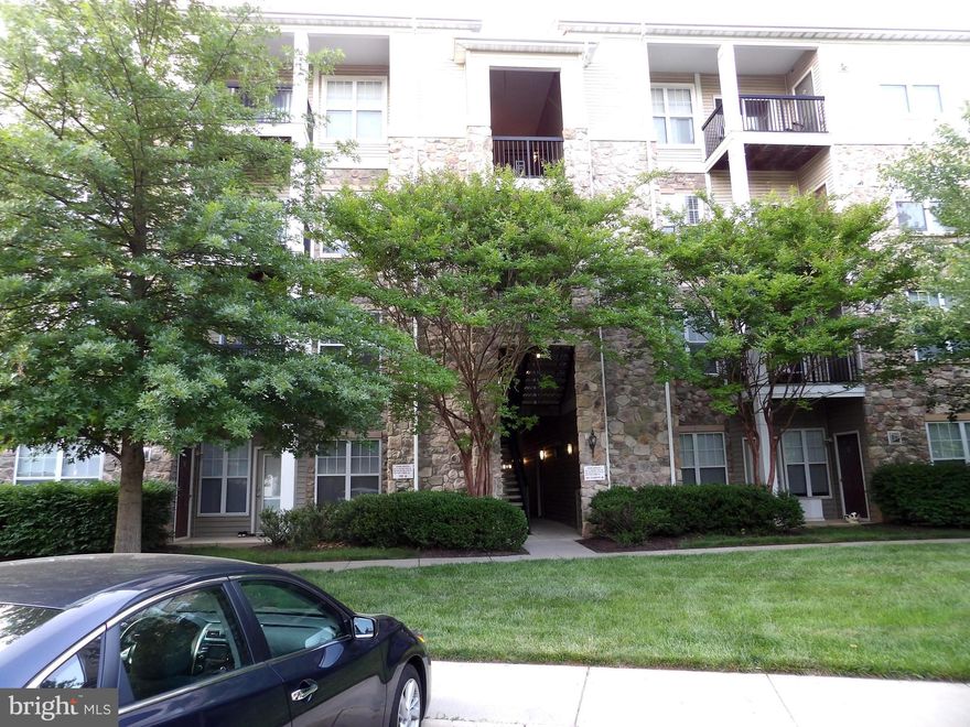 Second floor Unit with Rare Southern Woods View in Popular Gated Community near Fair Lakes.   Easy Commuter Access to I-66, 29, 28 and Fairfax Cty Pkwy.   Newly Installed floor and Fresh Paint.   One car garage.  Enjoy Community pool, Clubhouse, Excecise room, and Playground Tots.