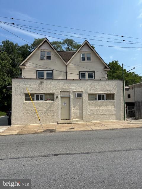 Main image without alt text