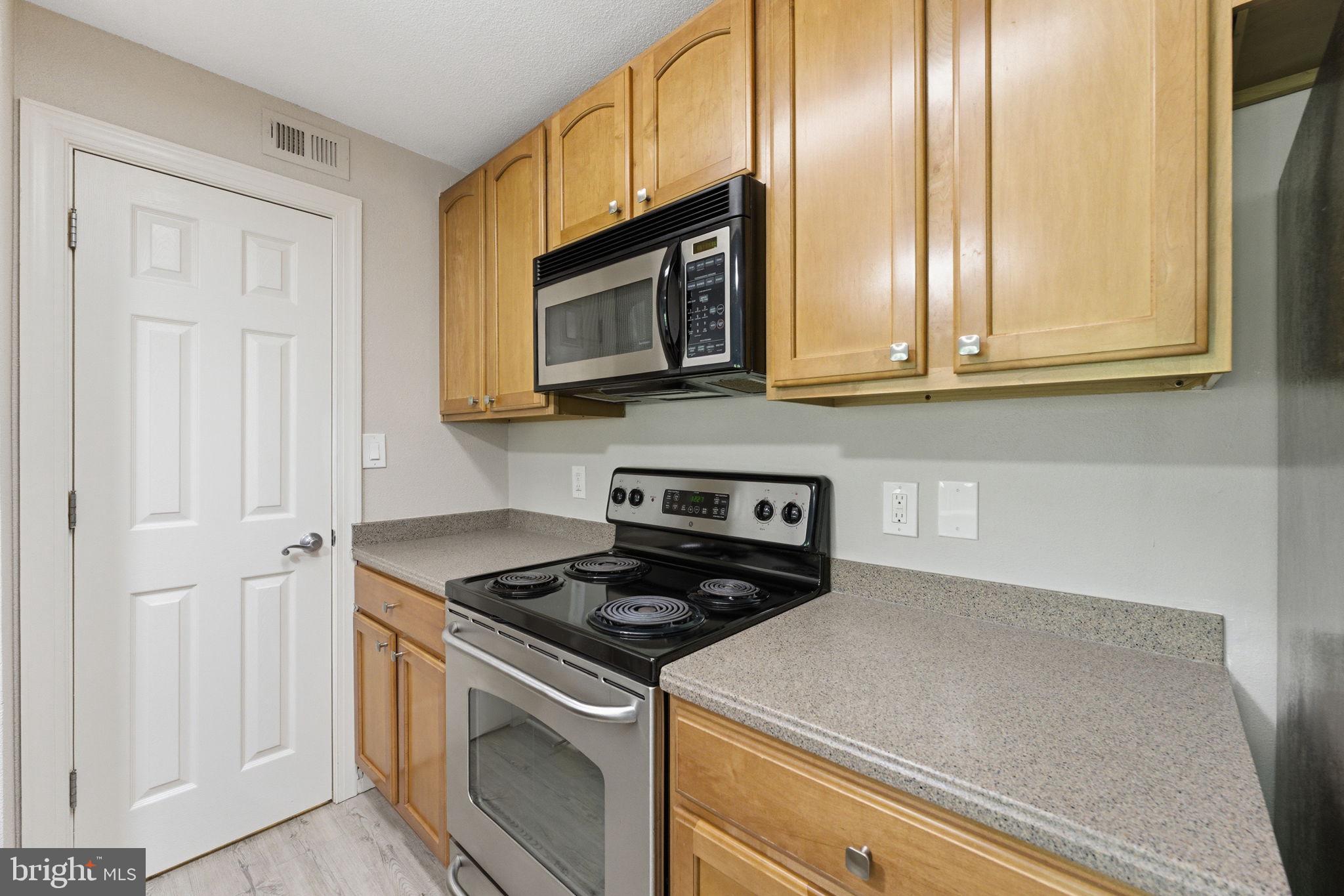 PENDERBROOK SQUARE CONDOMINIUMS - Residential