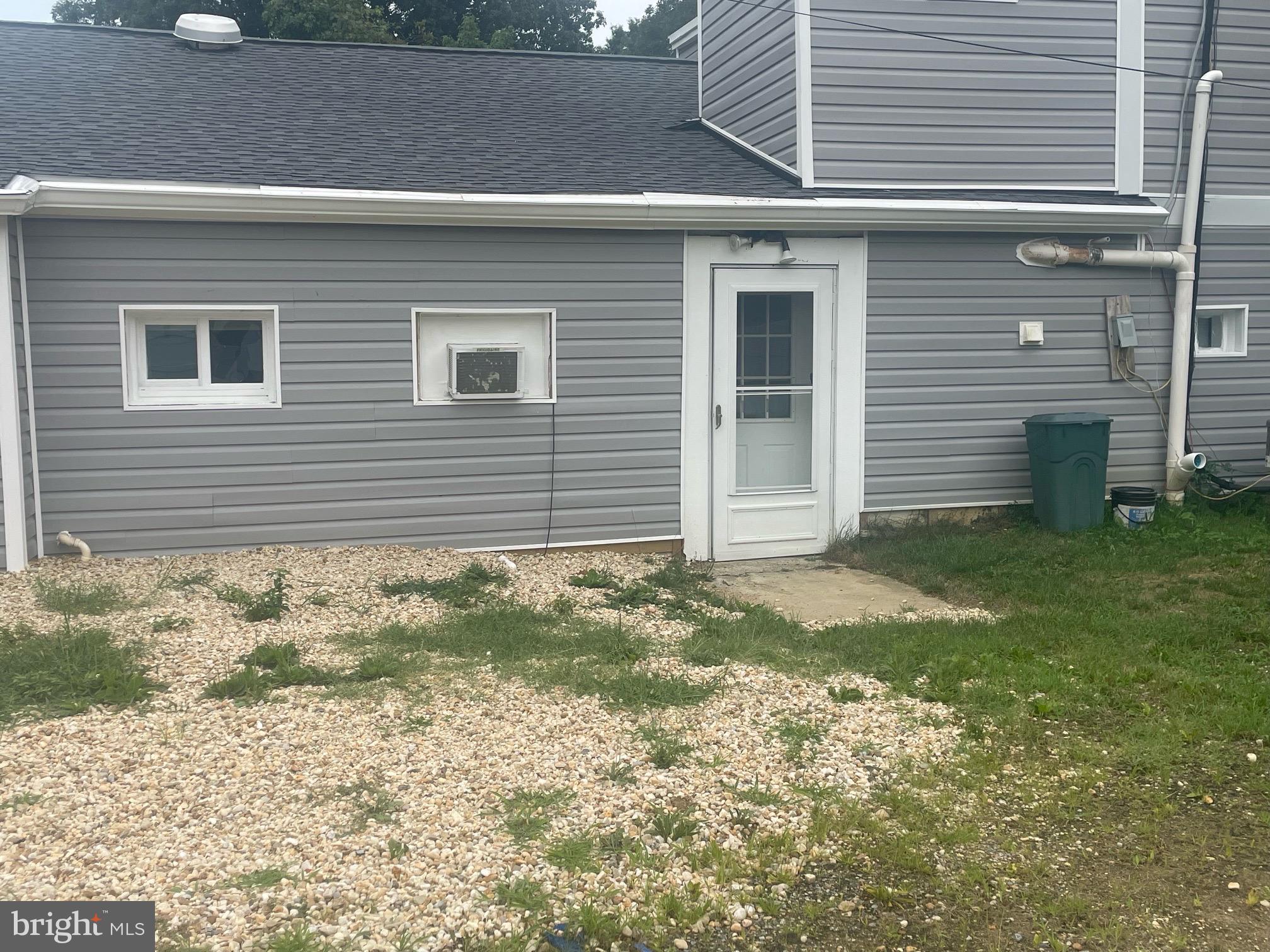 This unit provides you with everything you need to live a happy life. Plenty of space, a kitchenette, and a huge closet that you can use to store clothes, holiday decorations, shoes, or anything you want! The full bath has a beautiful countertop and a walk-in shower.