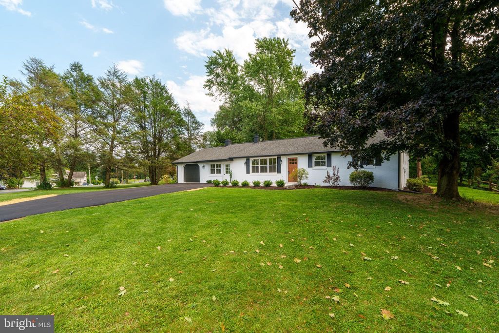Photo of 404 Owl Hill Road, Lititz, PA 17543 (MLS # PALA2056026)