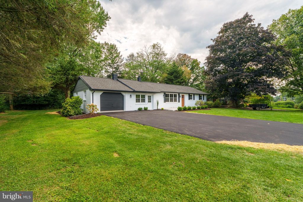 Photo of 404 Owl Hill Road, Lititz, PA 17543 (MLS # PALA2056026)