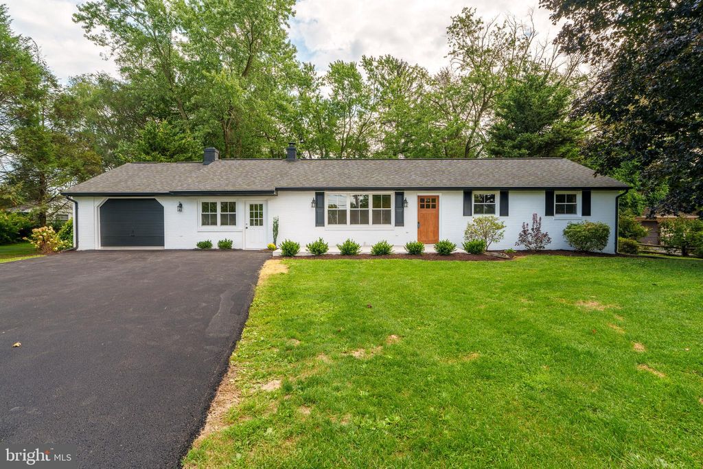Photo of 404 Owl Hill Road, Lititz, PA 17543 (MLS # PALA2056026)