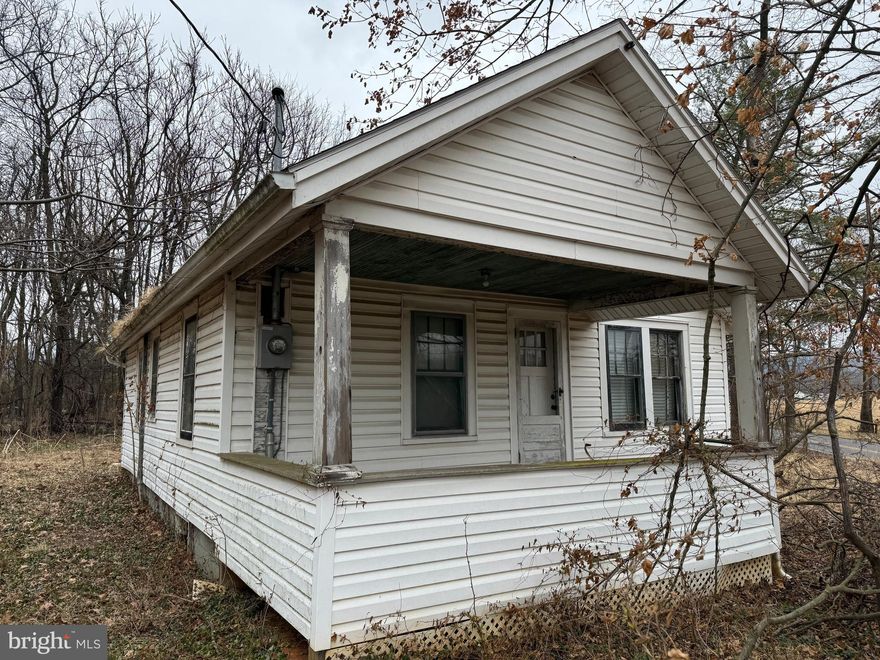 PHENOMENAL INVESTMENT OPPORTUNITY! Home in need of TLC which features 3 bedrooms, 1 bathroom, eat-in kitchen, living room, all situated on 1.7± acres! Convenient to Rt 64, and Rt 418! Prime opportunity! This property will be offered at auction on Friday April 11, 2025 @ 4:30pm. The List price in no way represents a minimum, starting, or acceptable bid.
