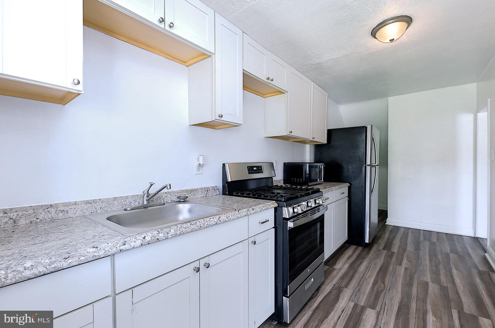This one-bedroom, one-bathroom home is located on the first level of a duplex and offers a comfortable, modern living space. It features central air conditioning and heating, and water is included in the rent. The kitchen is equipped with stainless steel appliances, including a gas range with an above-range microwave, and has a clean, modern design. The bathroom includes a bathtub and shower combination, offering both convenience and a sleek look. There is also on-site washer and dryer access, making laundry easy and accessible.
The location provides easy access to shopping, dining, and essential services, with major roadways nearby for a simple commute to downtown Baltimore and surrounding areas. There are parks, waterfront spots, and a variety of restaurants close by, making it a convenient place to live.