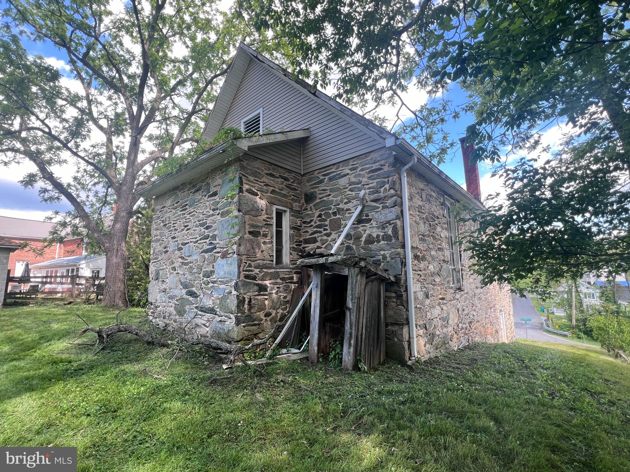 Main image without alt text