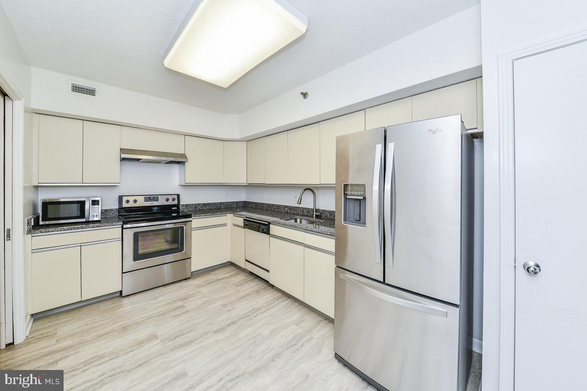 1016 S WAYNE STREET 408