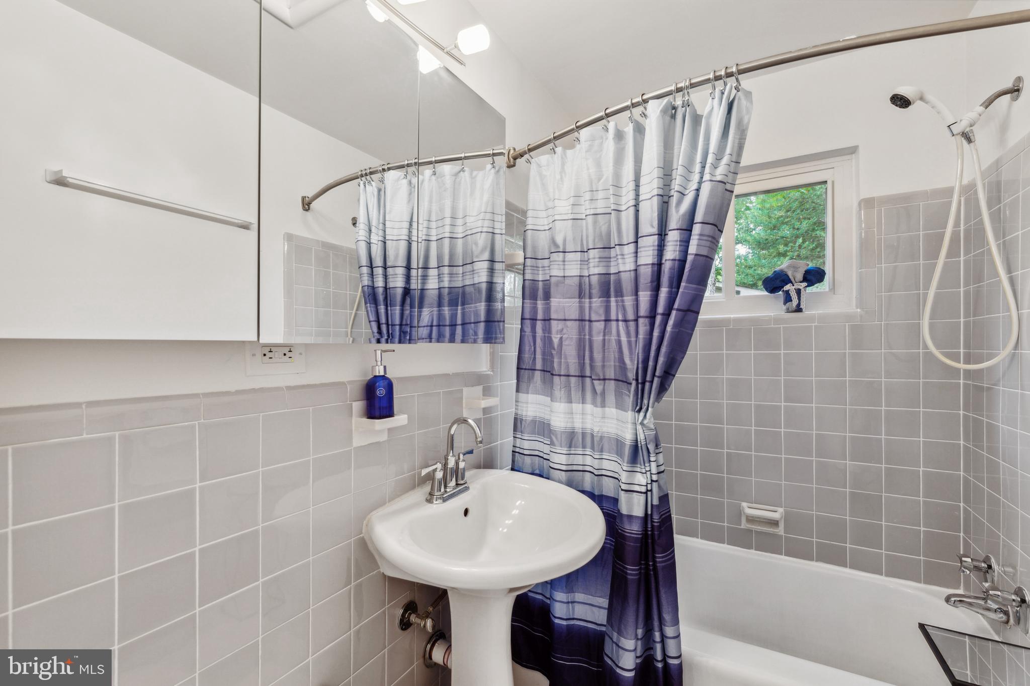 HOLMES RUN PARK - Residential Lease