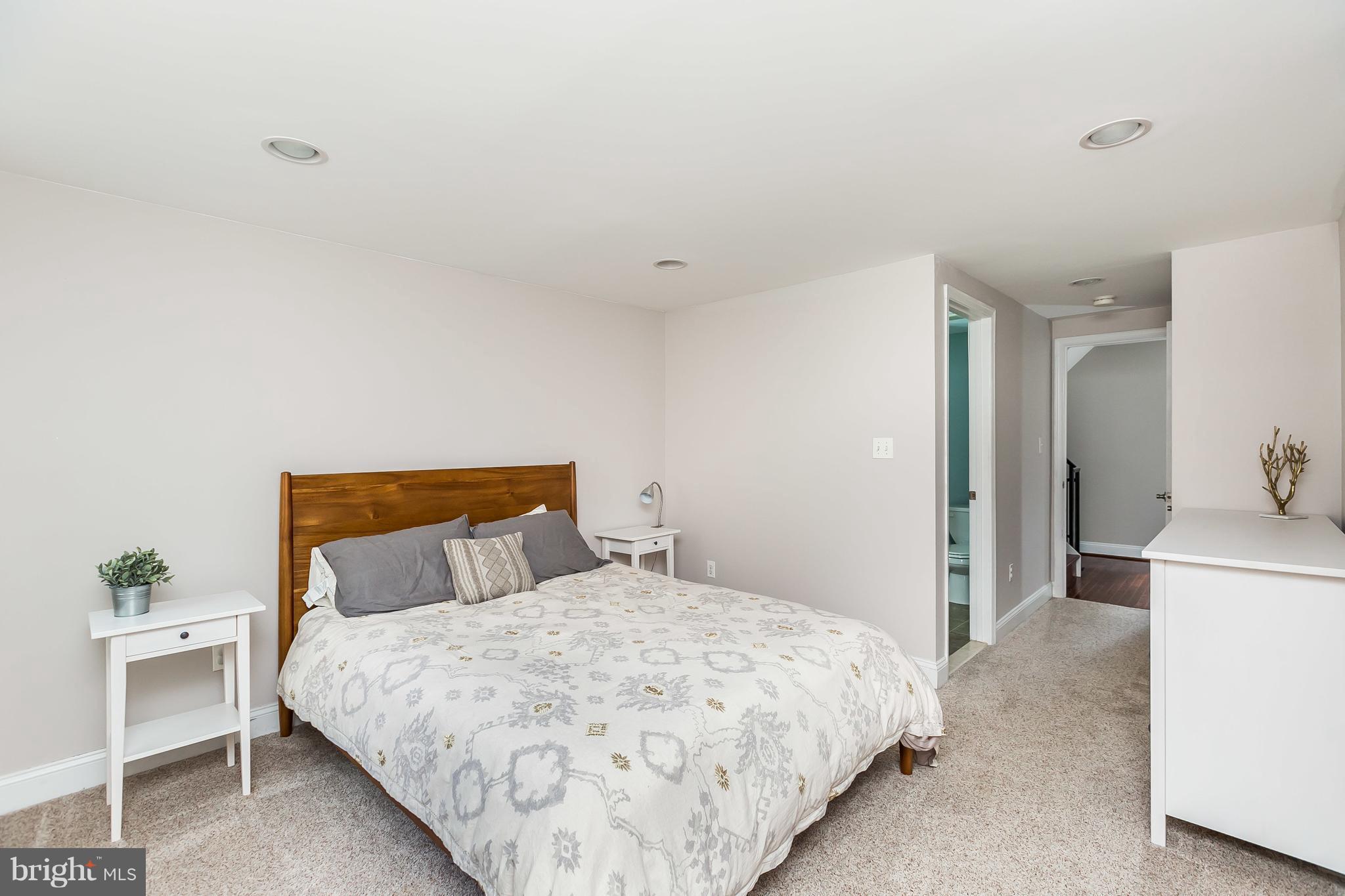 HOLLINS MARKET - Residential