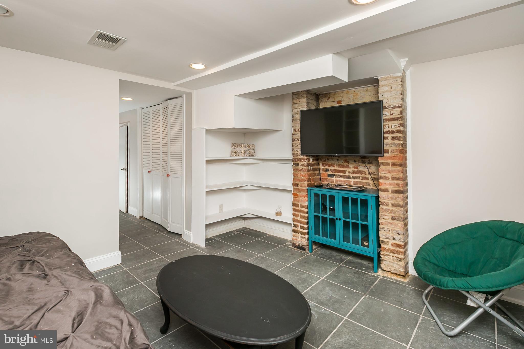 HOLLINS MARKET - Residential