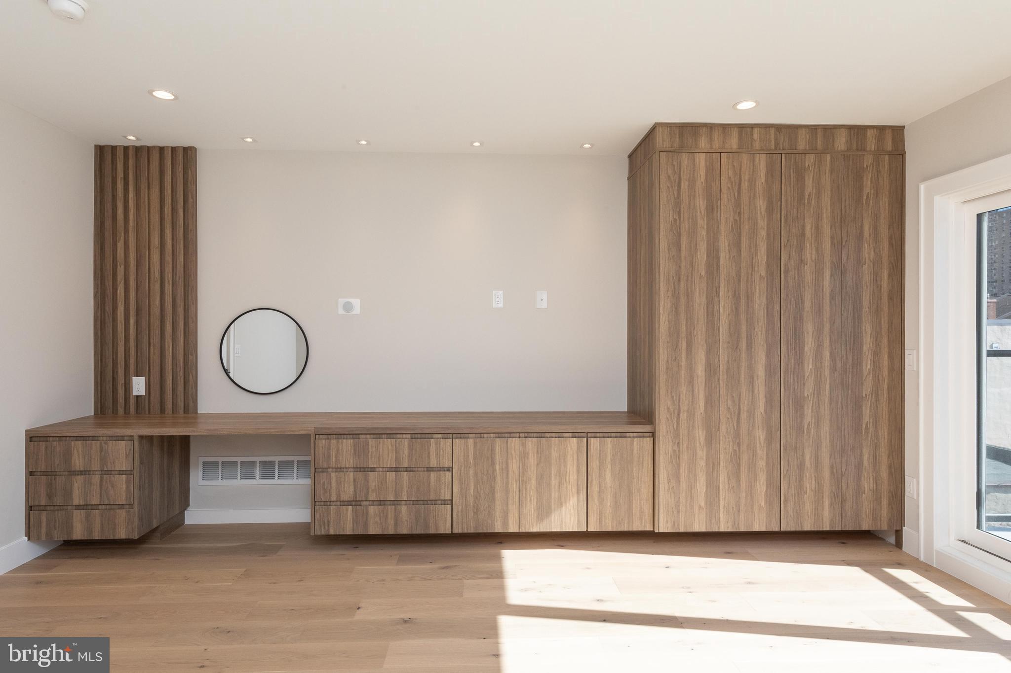 LOGAN SQUARE - Residential