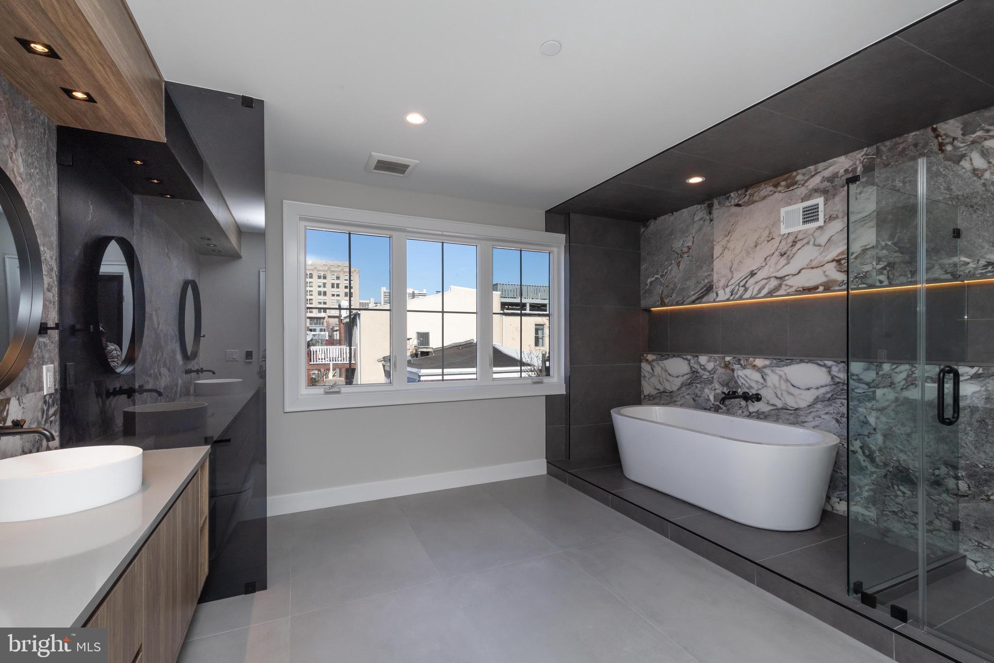 LOGAN SQUARE - Residential