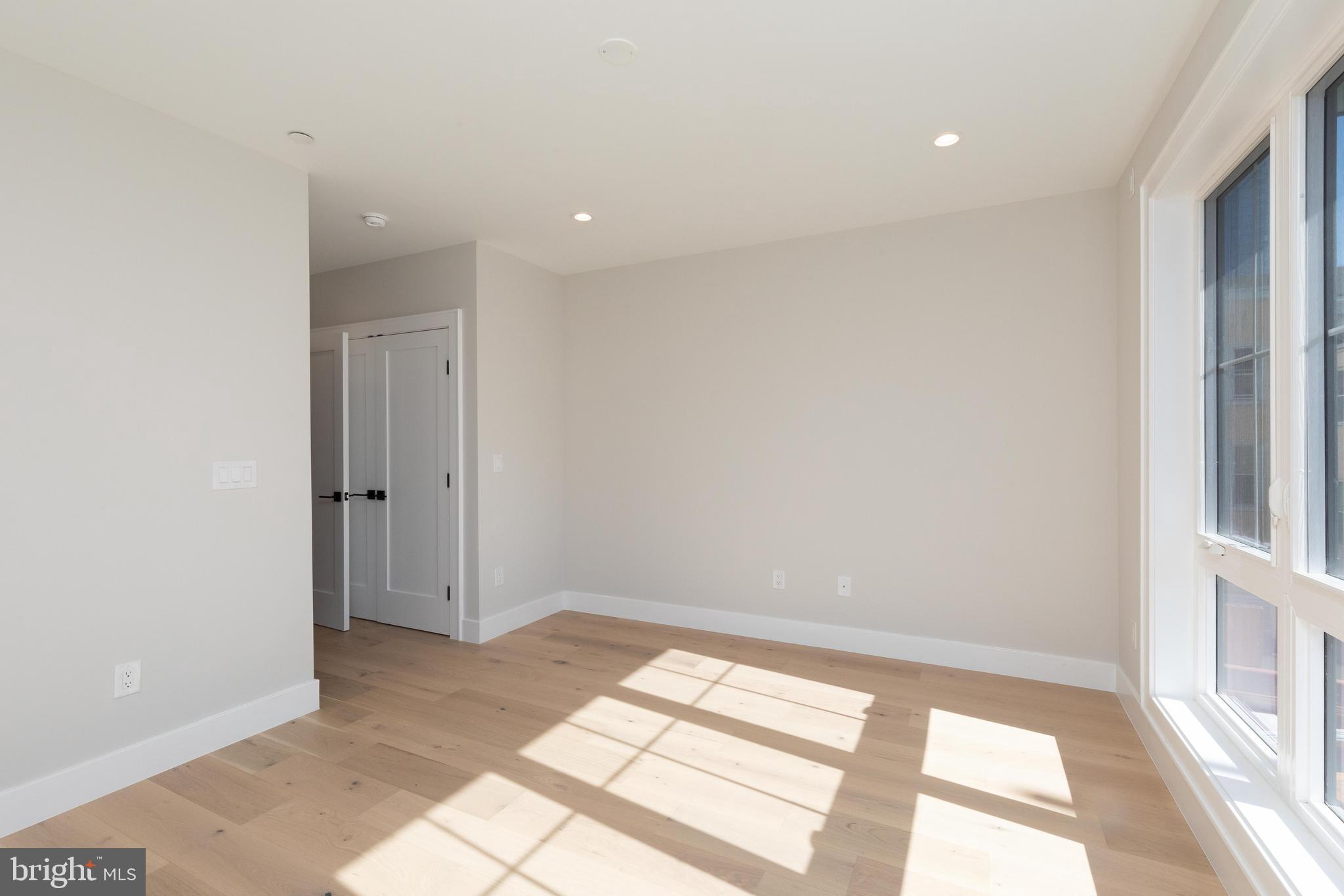 LOGAN SQUARE - Residential