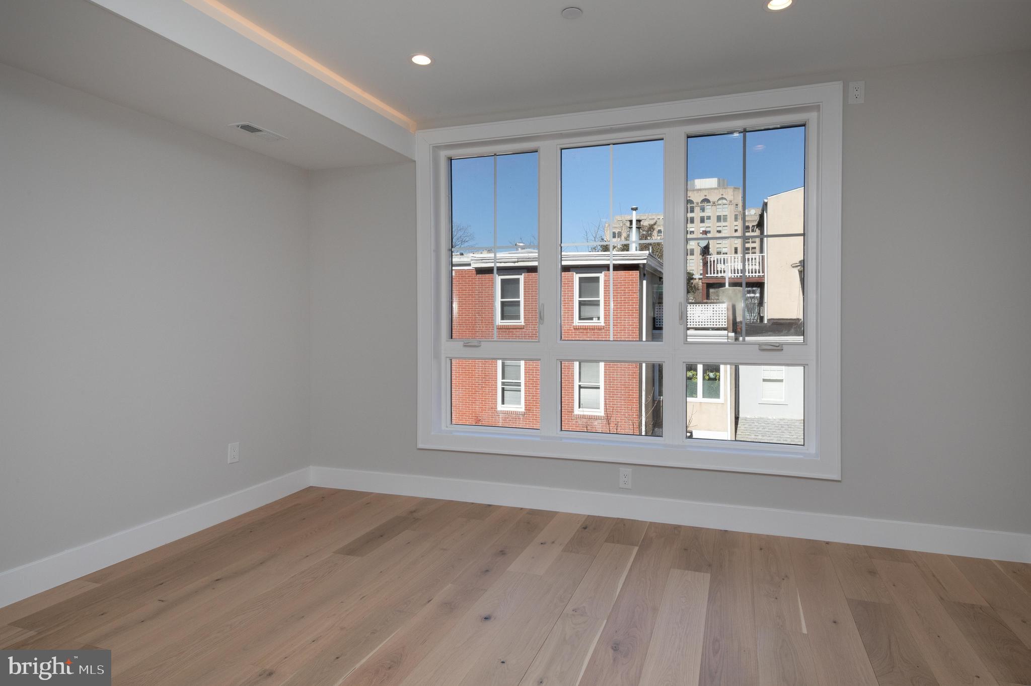 LOGAN SQUARE - Residential