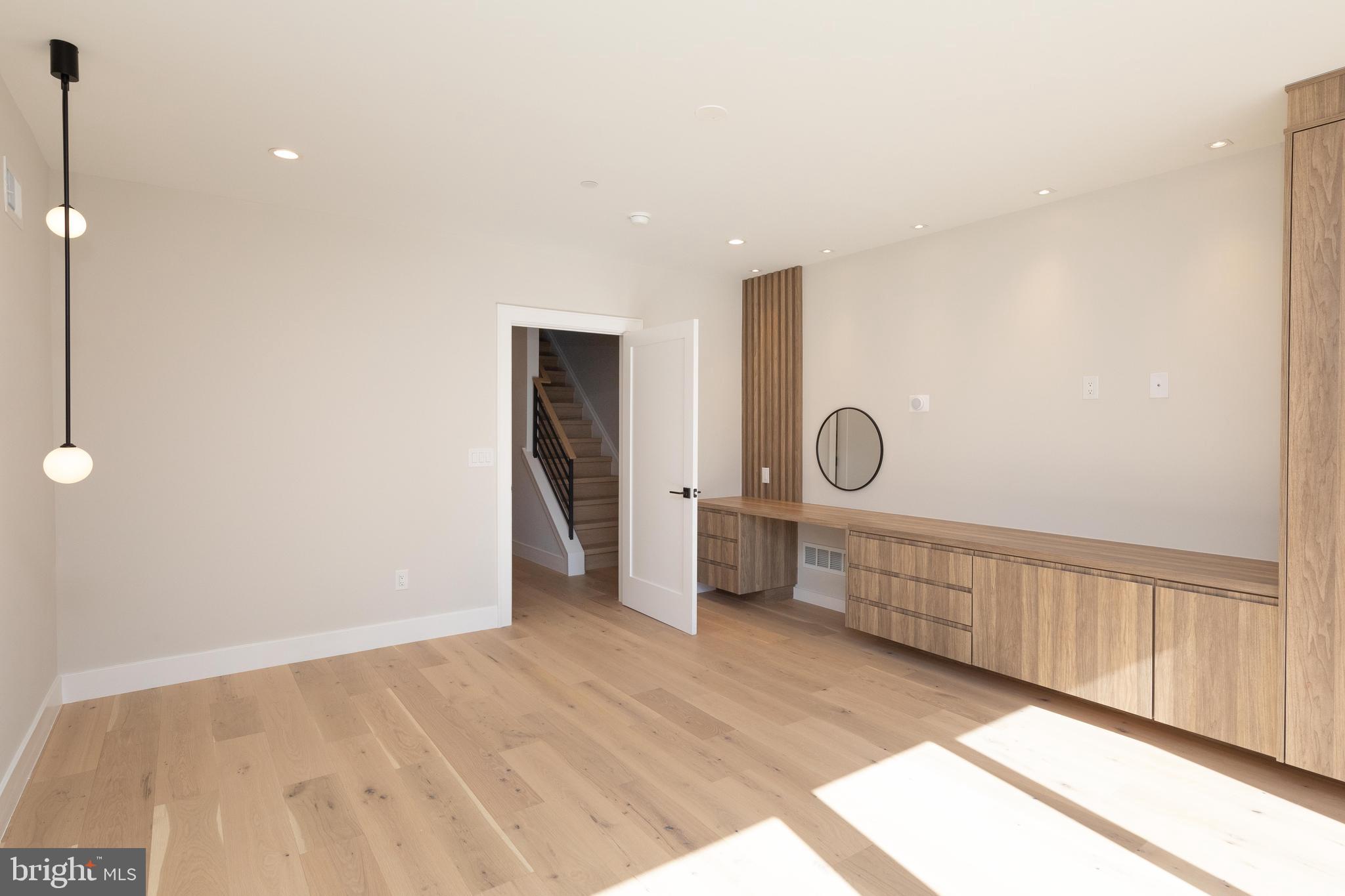 LOGAN SQUARE - Residential