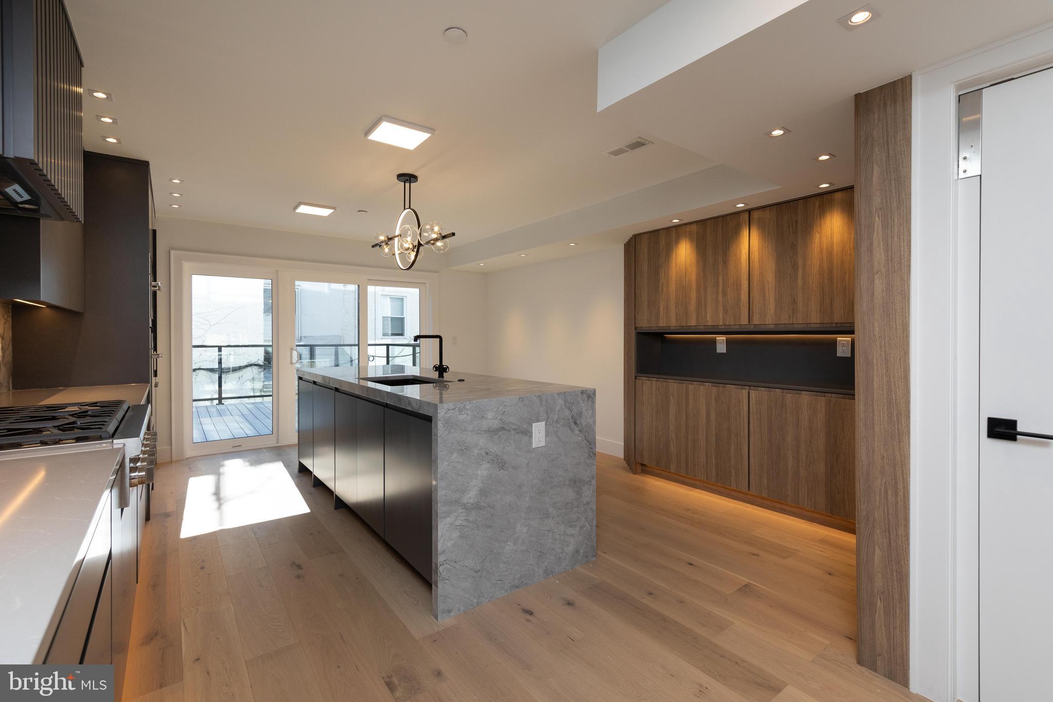 LOGAN SQUARE - Residential