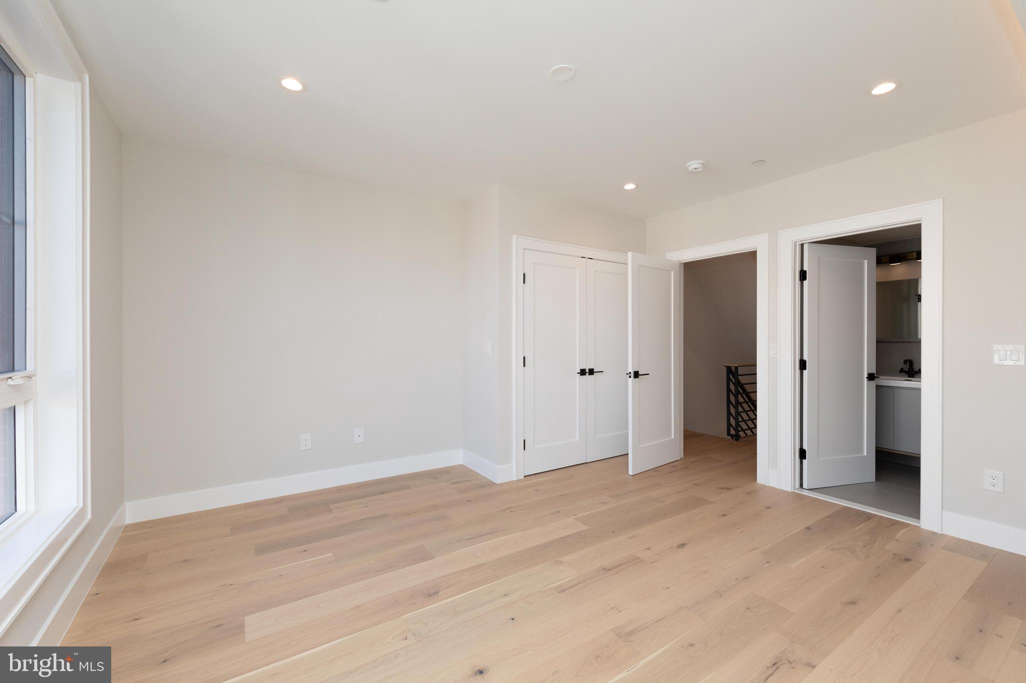 LOGAN SQUARE - Residential