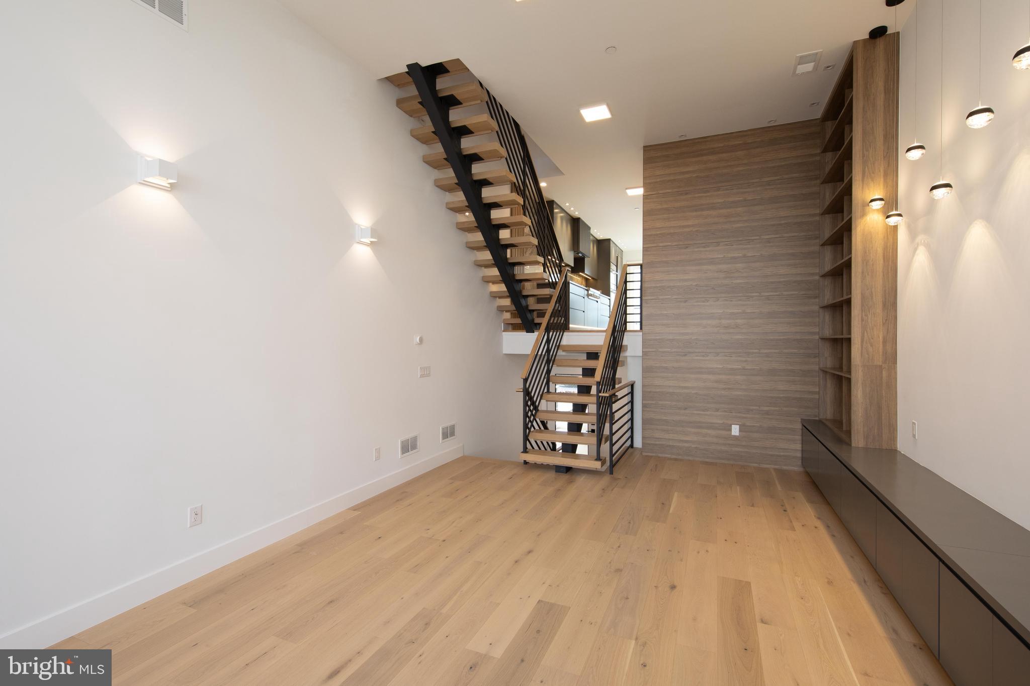 LOGAN SQUARE - Residential