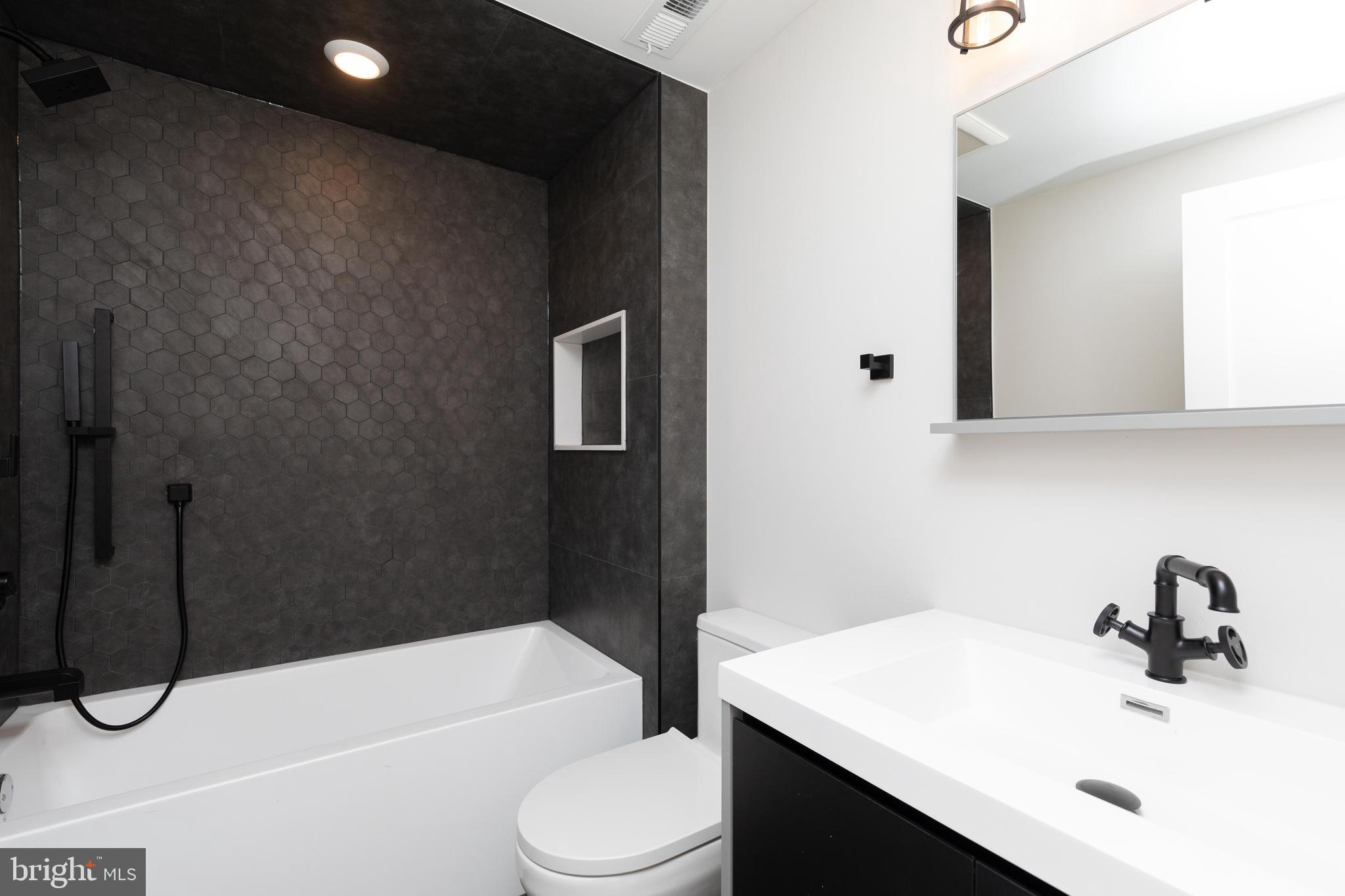 LOGAN SQUARE - Residential