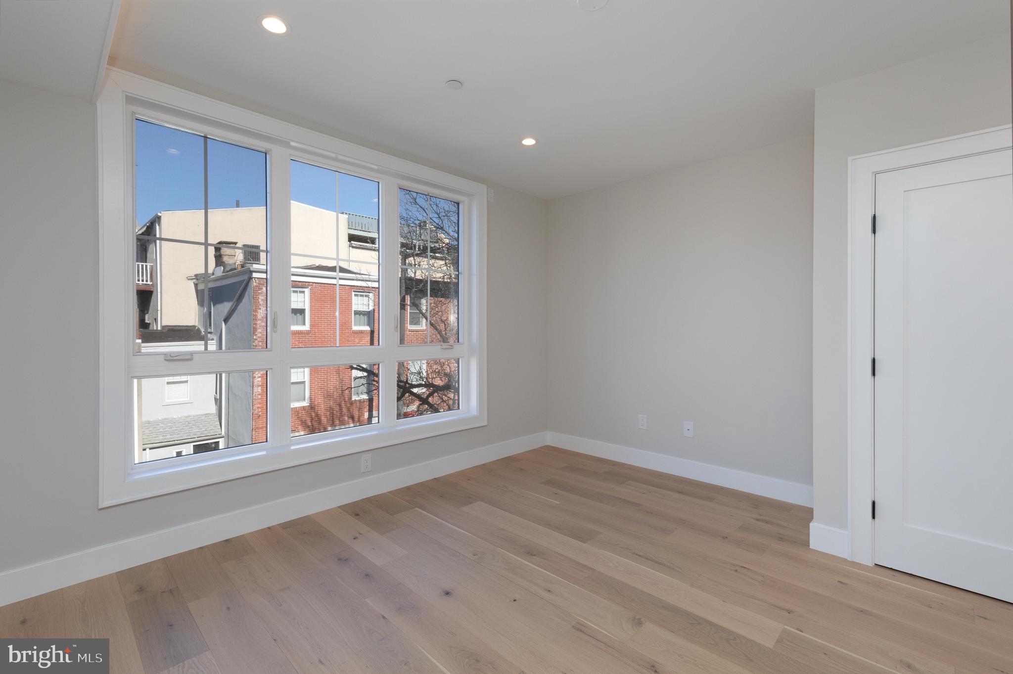 LOGAN SQUARE - Residential