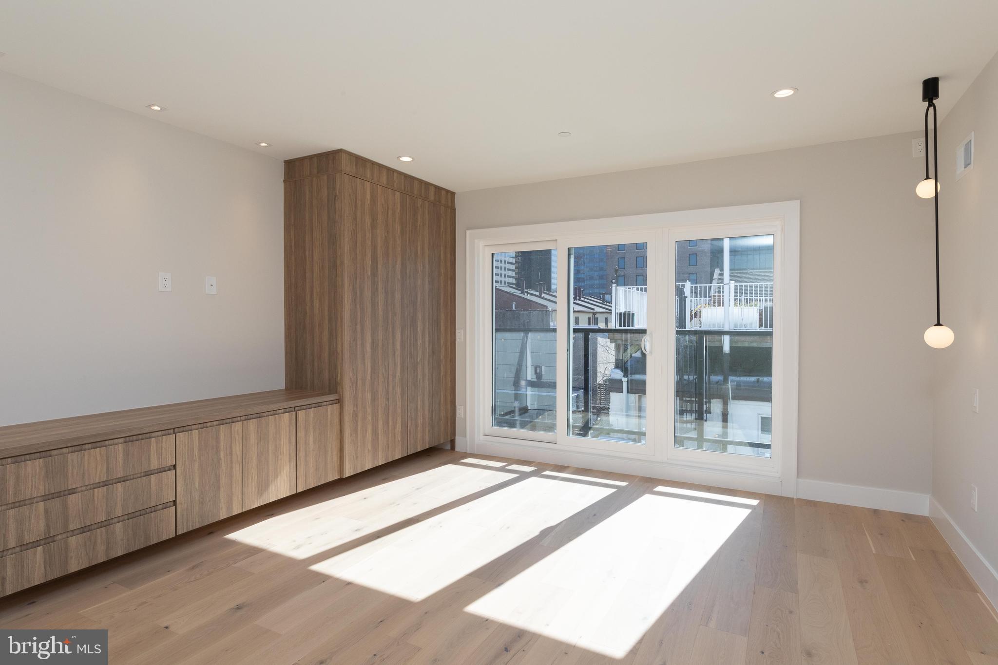 LOGAN SQUARE - Residential