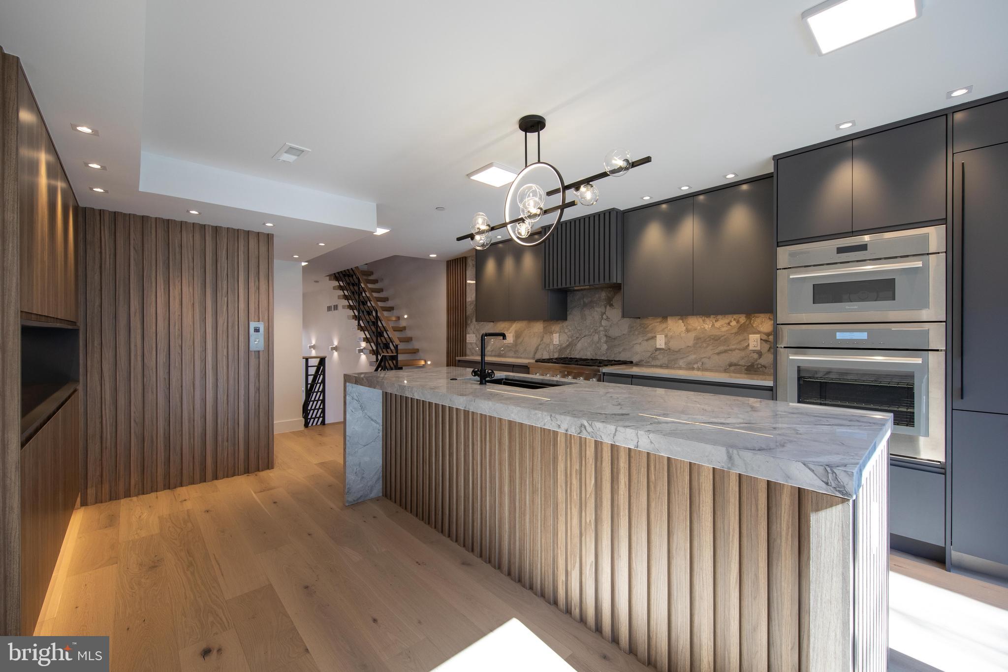 LOGAN SQUARE - Residential