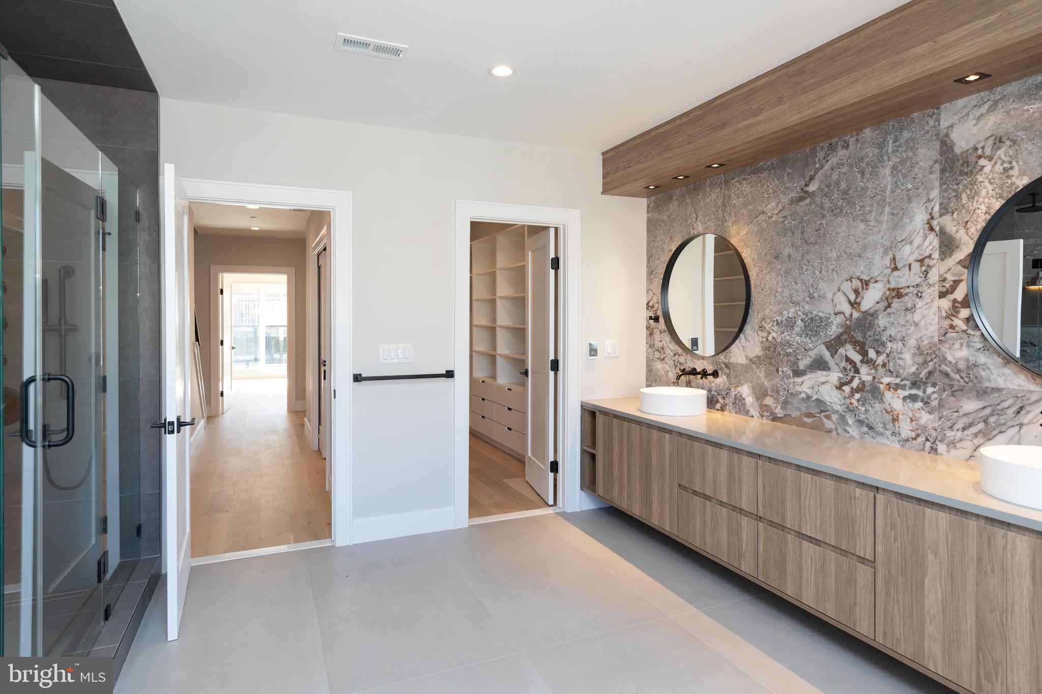 LOGAN SQUARE - Residential