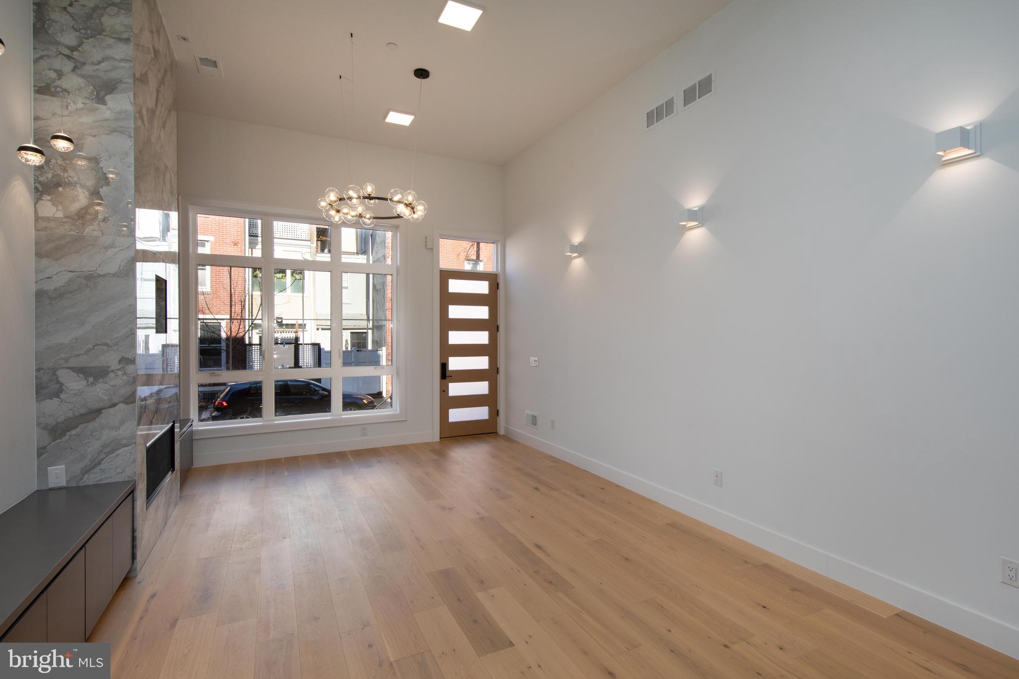 LOGAN SQUARE - Residential