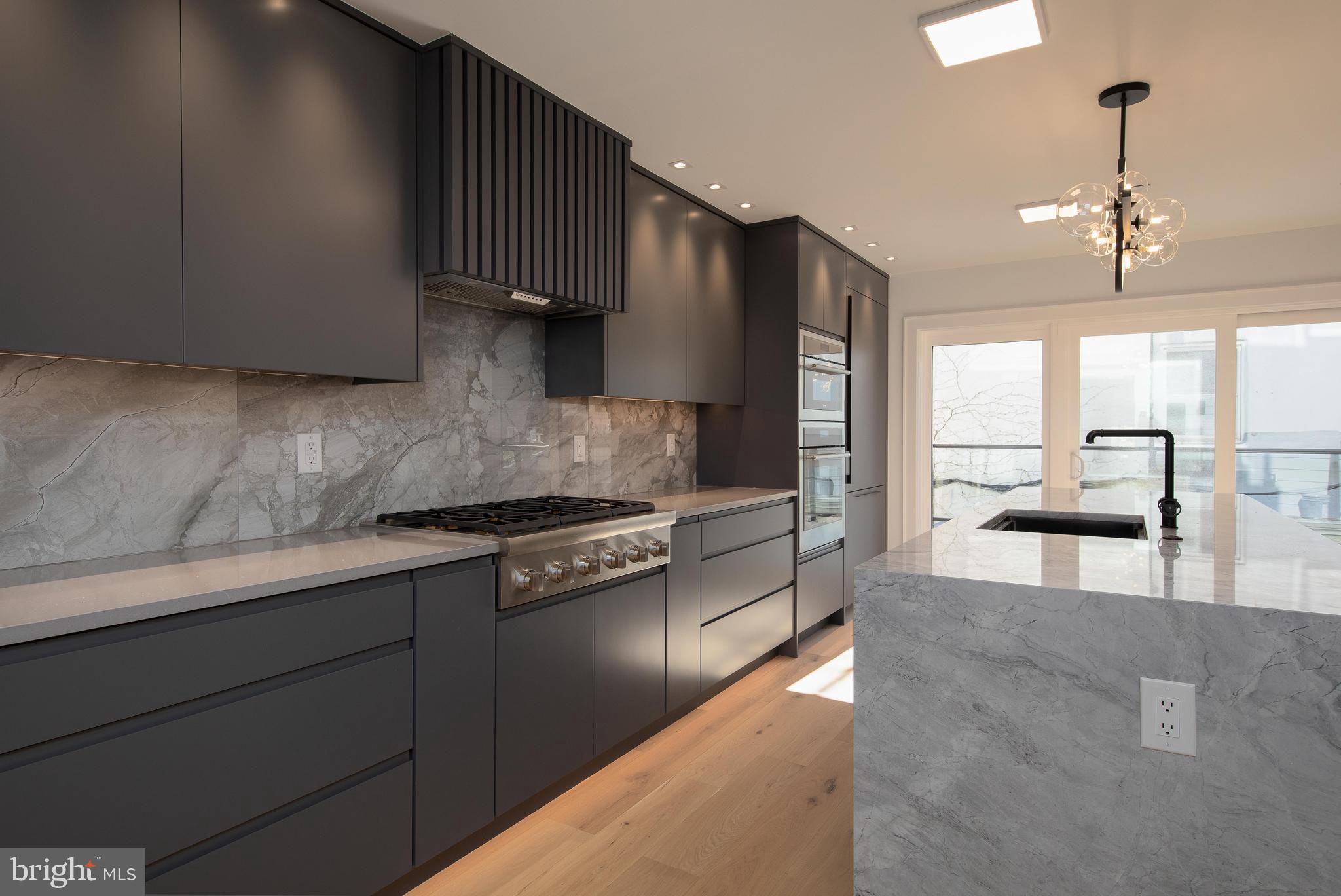 LOGAN SQUARE - Residential