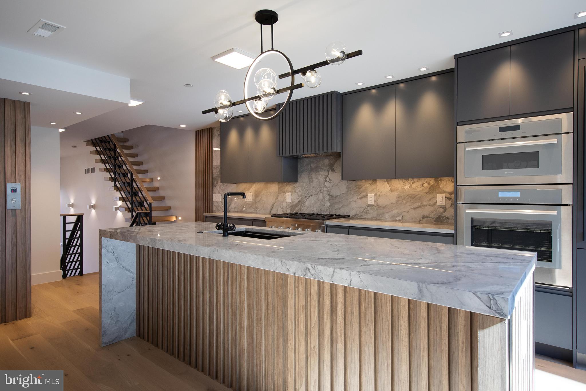 LOGAN SQUARE - Residential