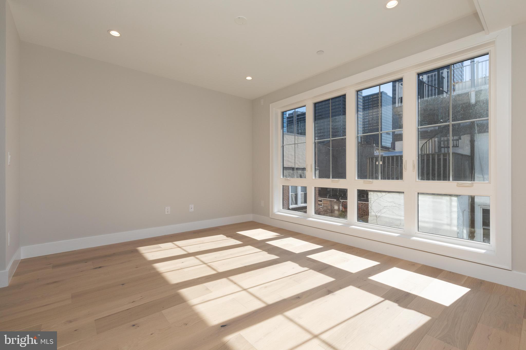 LOGAN SQUARE - Residential