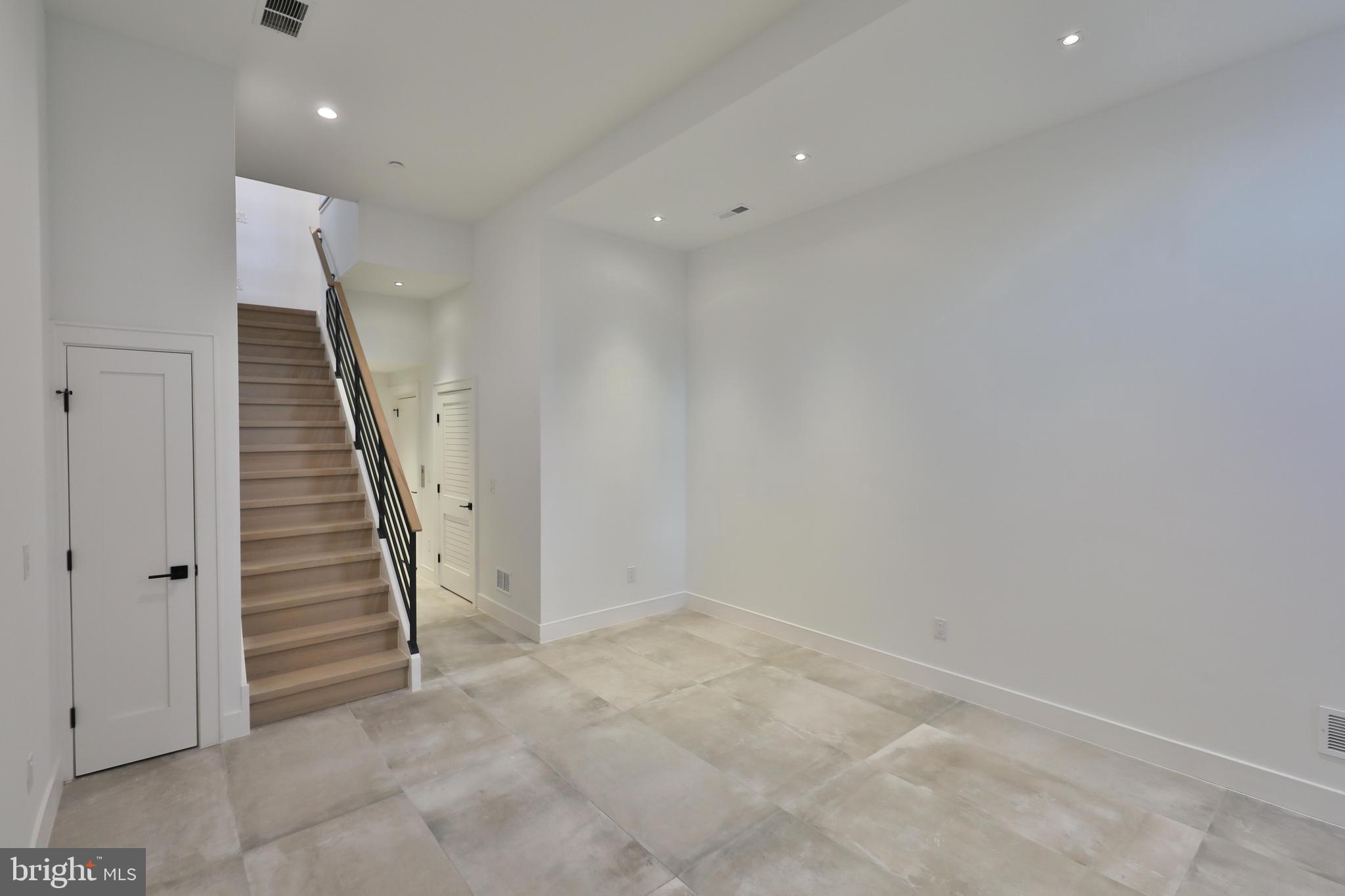 LOGAN SQUARE - Residential