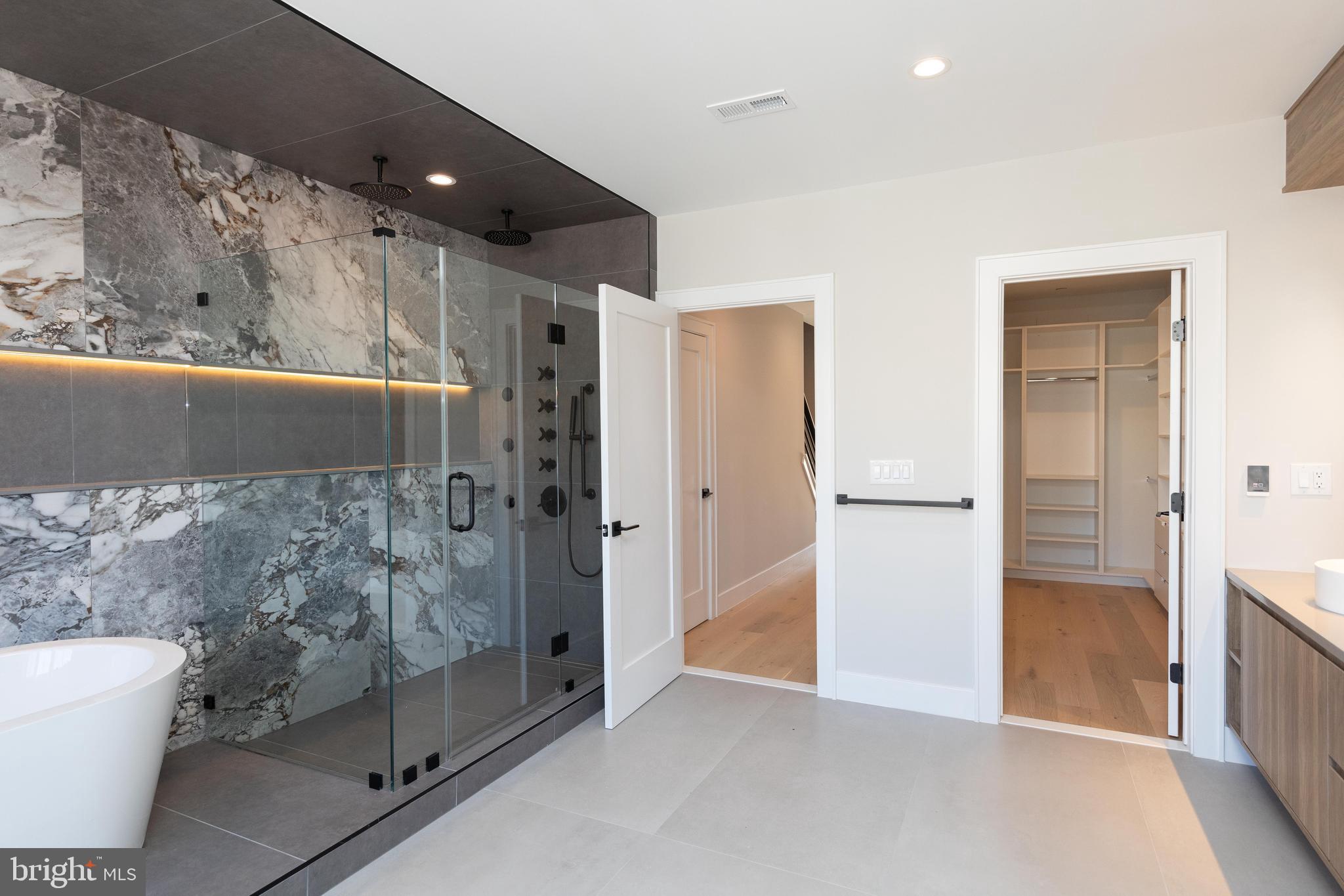 LOGAN SQUARE - Residential