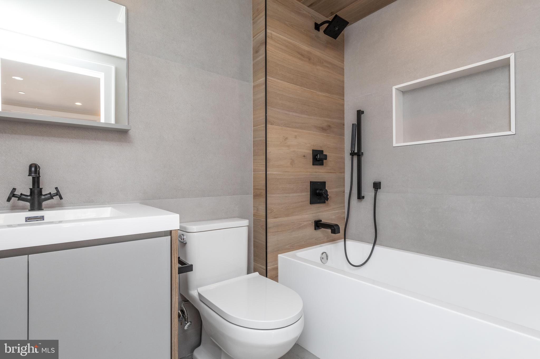 LOGAN SQUARE - Residential