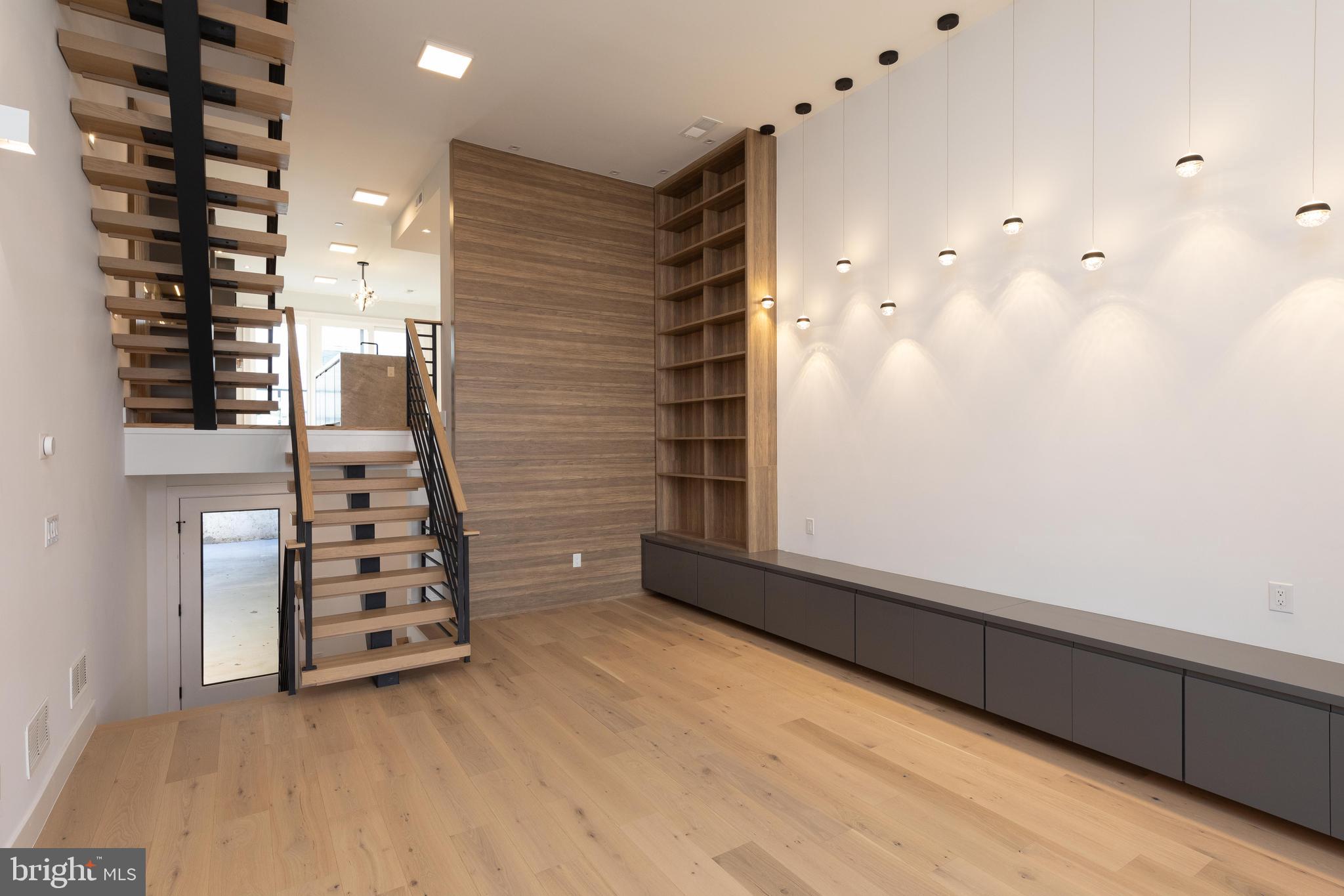 LOGAN SQUARE - Residential