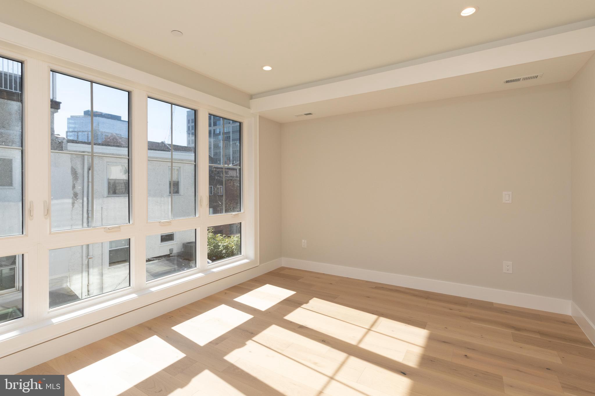 LOGAN SQUARE - Residential