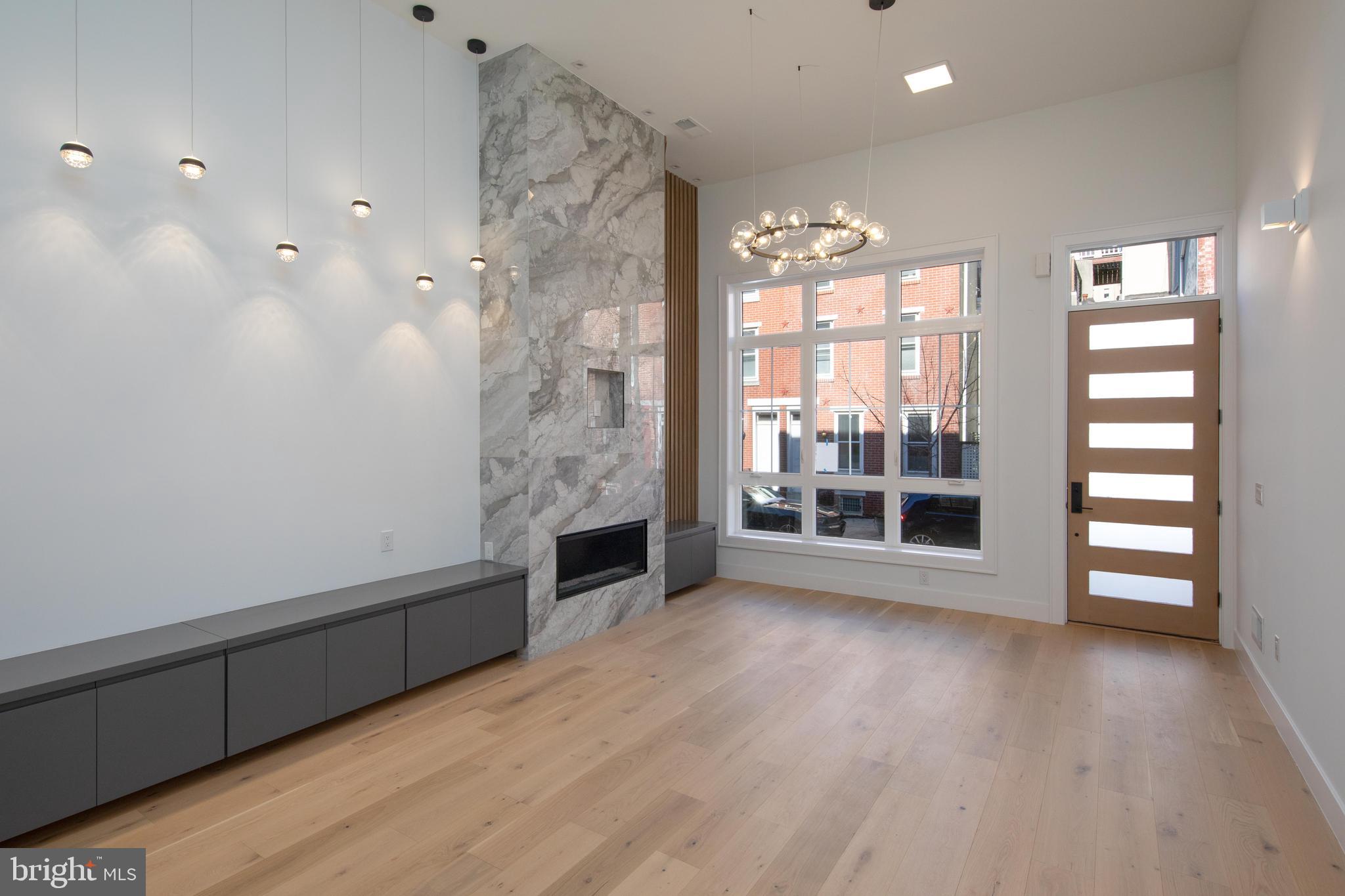 LOGAN SQUARE - Residential