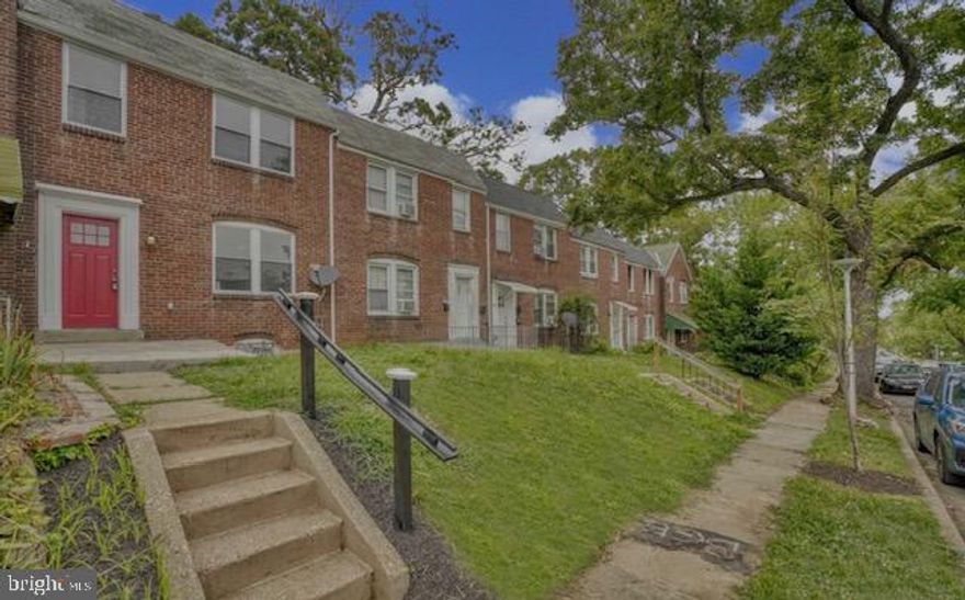 Welcome to your new urban oasis! This charming one-bedroom, one-bath unit offers a perfect blend of comfort and style. It features an open-concept living area filled with natural light, a modern kitchen with sleek appliances, and a cozy bedroom retreat. Enjoy the convenience of in-unit laundry and ample storage space. Located in a vibrant neighborhood, you can easily access trendy shops, dining, and public transportation. Don’t miss your chance to make this delightful space your own!
Water is included in the rent price the tenant pays for ( Gas/Electric).