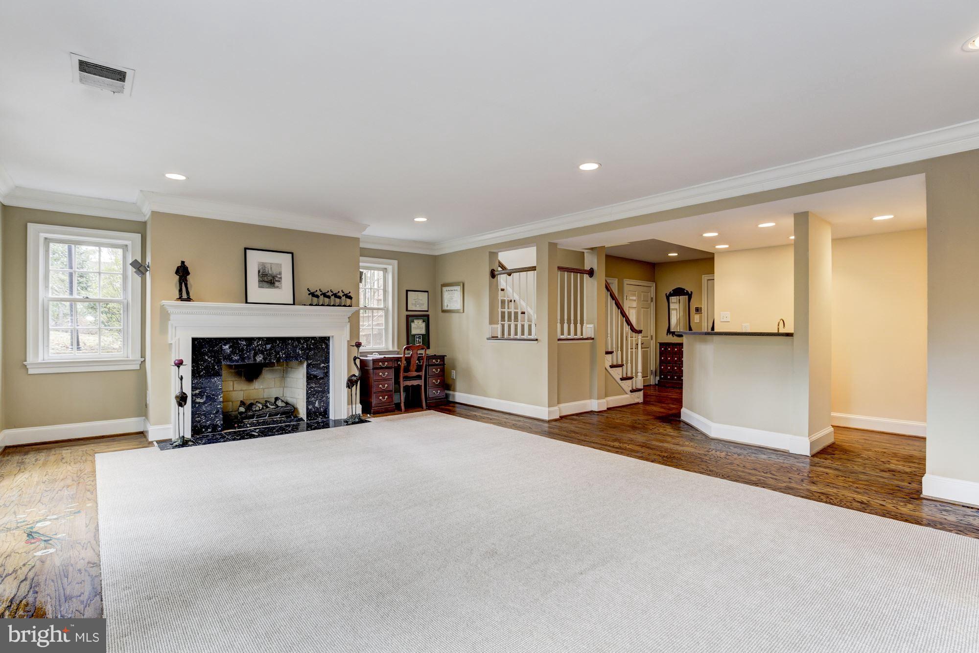 MAYFAIR OF MCLEAN - Residential