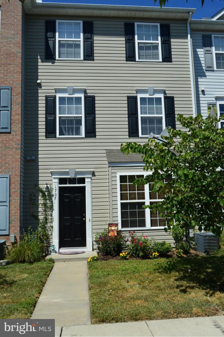 Well maintained 3 story open floor plan townhouse, 2nd floor laundry room, 3rd floor master bedroom w/ walk-in closet and full bath...clubhouse and pool...... Available Nov 1, 2014