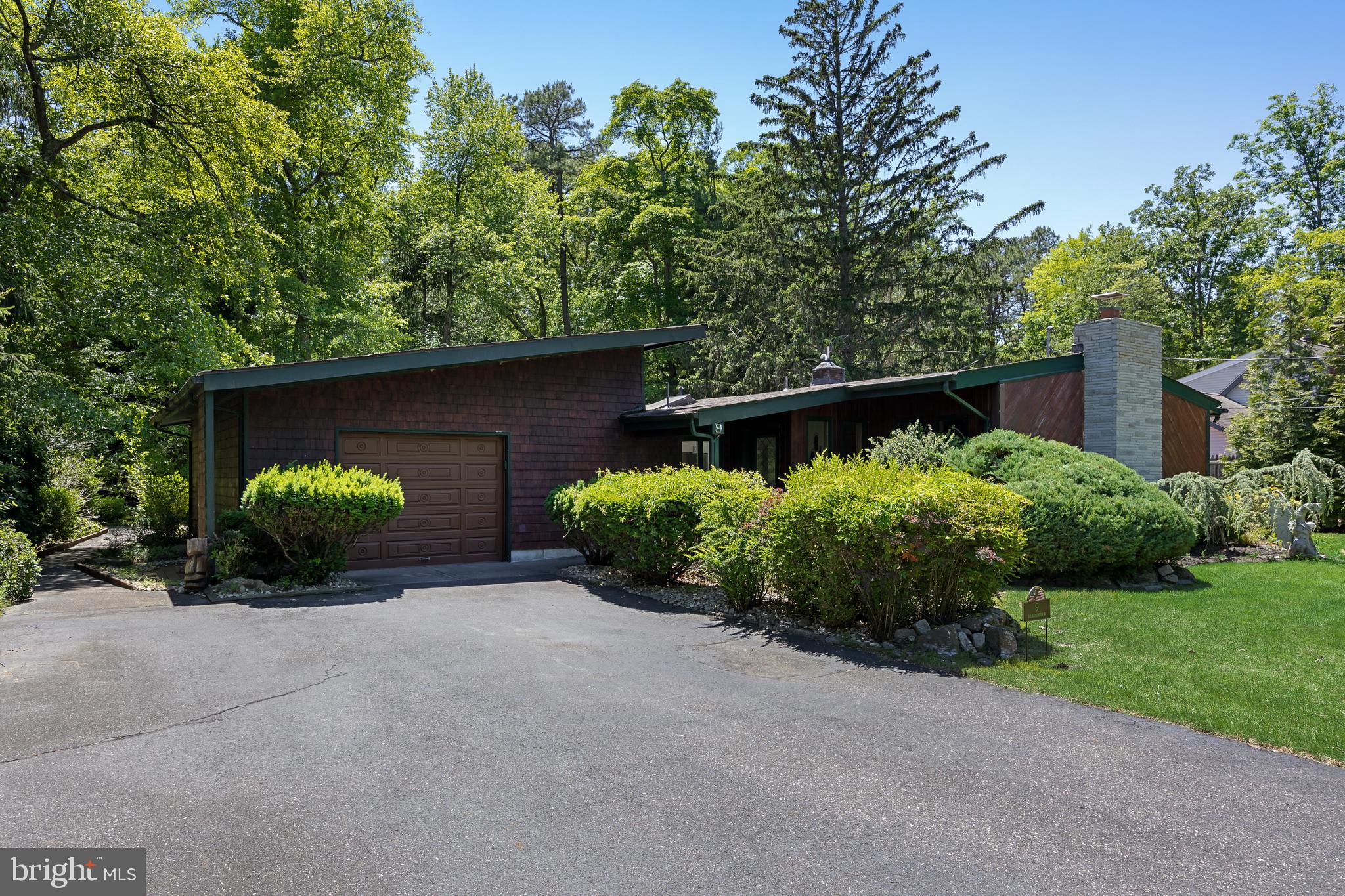 9 S LAKESIDE DRIVE W