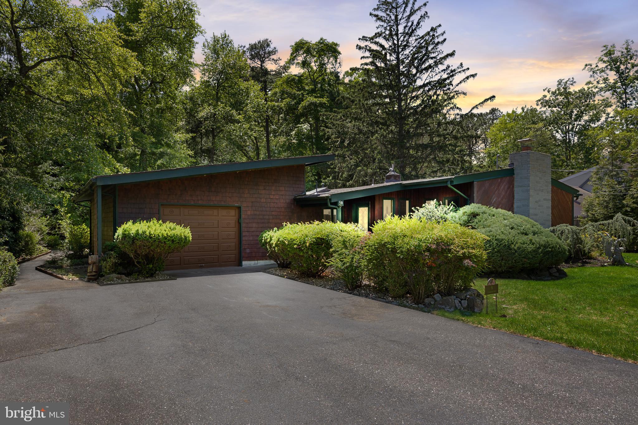 9 S LAKESIDE DRIVE W
