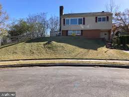 Available Immediately. 2 lvl raised rambler 4BR, 2BA with new paint, new hardwood floor. Main lvl - LR, 2 BR new hardwood floor, full bath. Top lvl with separate side entrance has 2BR + Living
room with hardwood floor, full bath, kitchen, DR. Walk to bus stop. Big fenced yard. Shed.