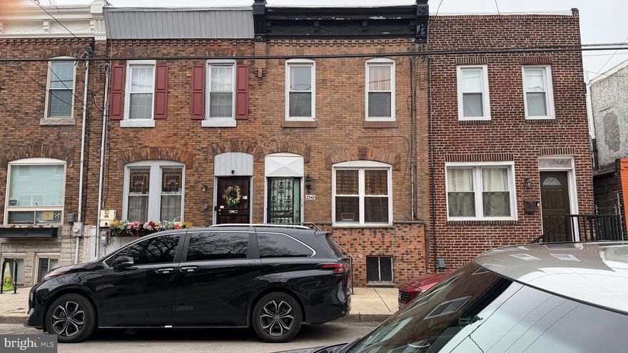 The three beroom house locate on nice area of south Philadelphia . The house is great for investor to invest. It needs put some work and TLC .  The owner is willing to negociate .  this is apportunity to invest The house will not last long so make apportuninty  !