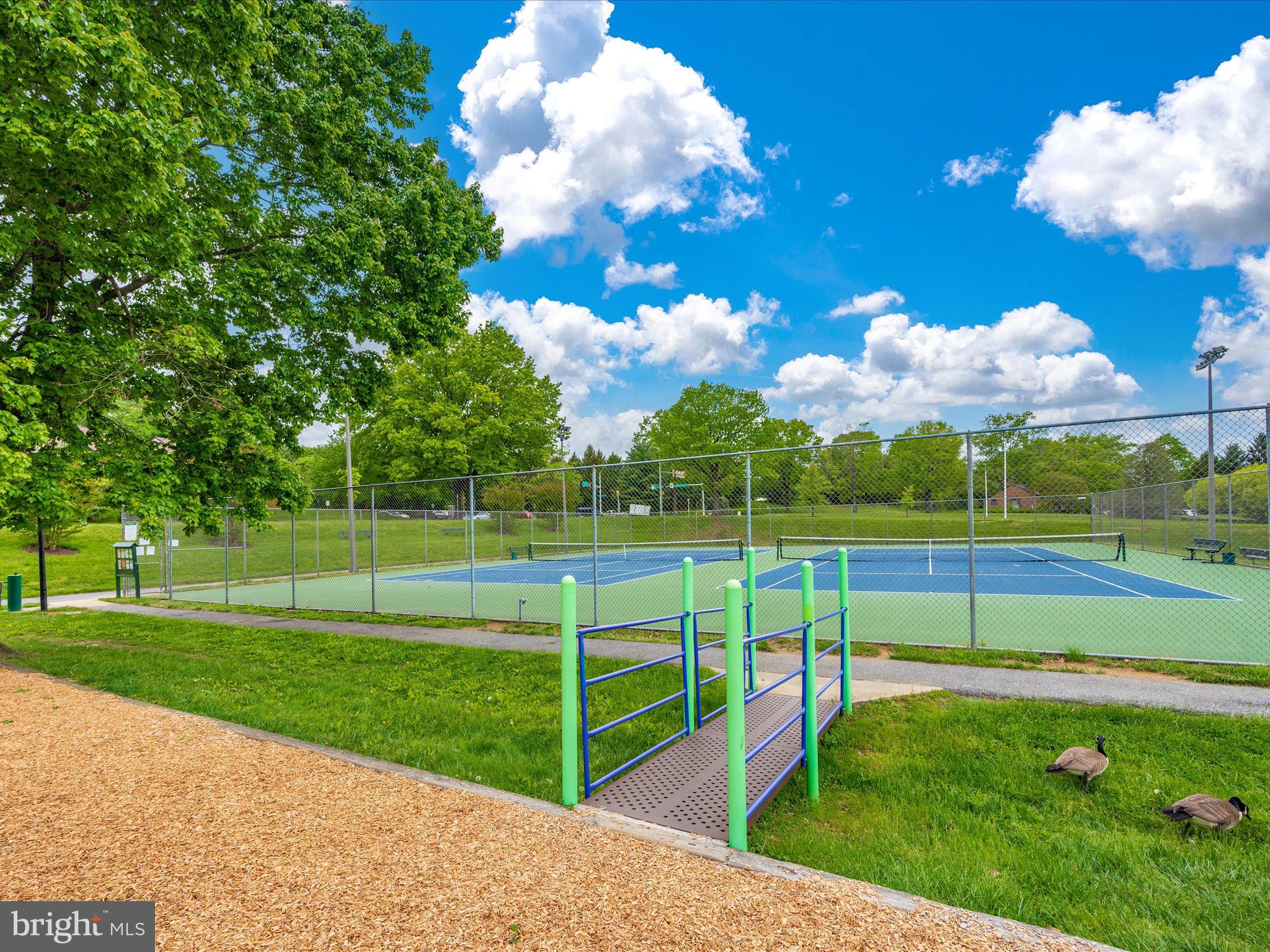 SHADOW OAK - Residential