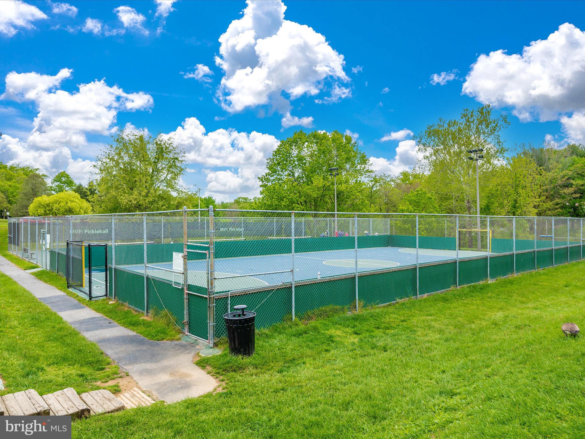 SHADOW OAK - Residential