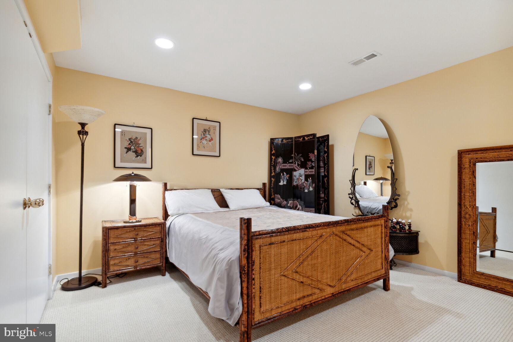 CHAIN BRIDGE SQUARE - Residential