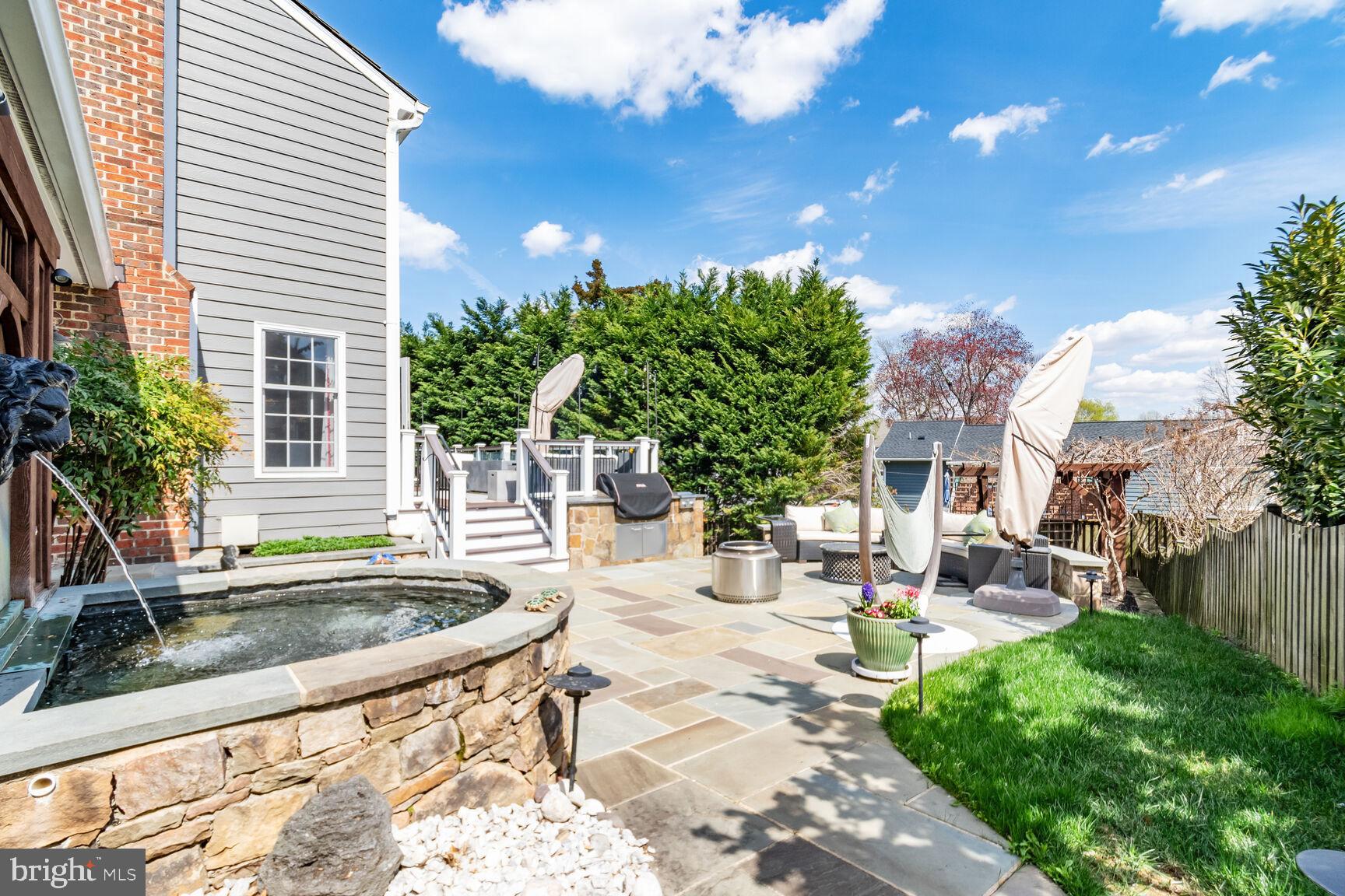 CHAIN BRIDGE SQUARE - Residential