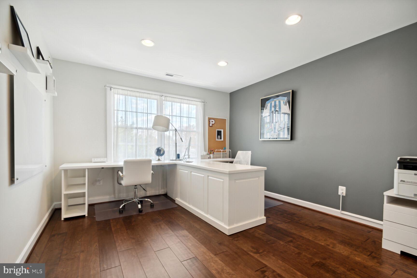 CHAIN BRIDGE SQUARE - Residential