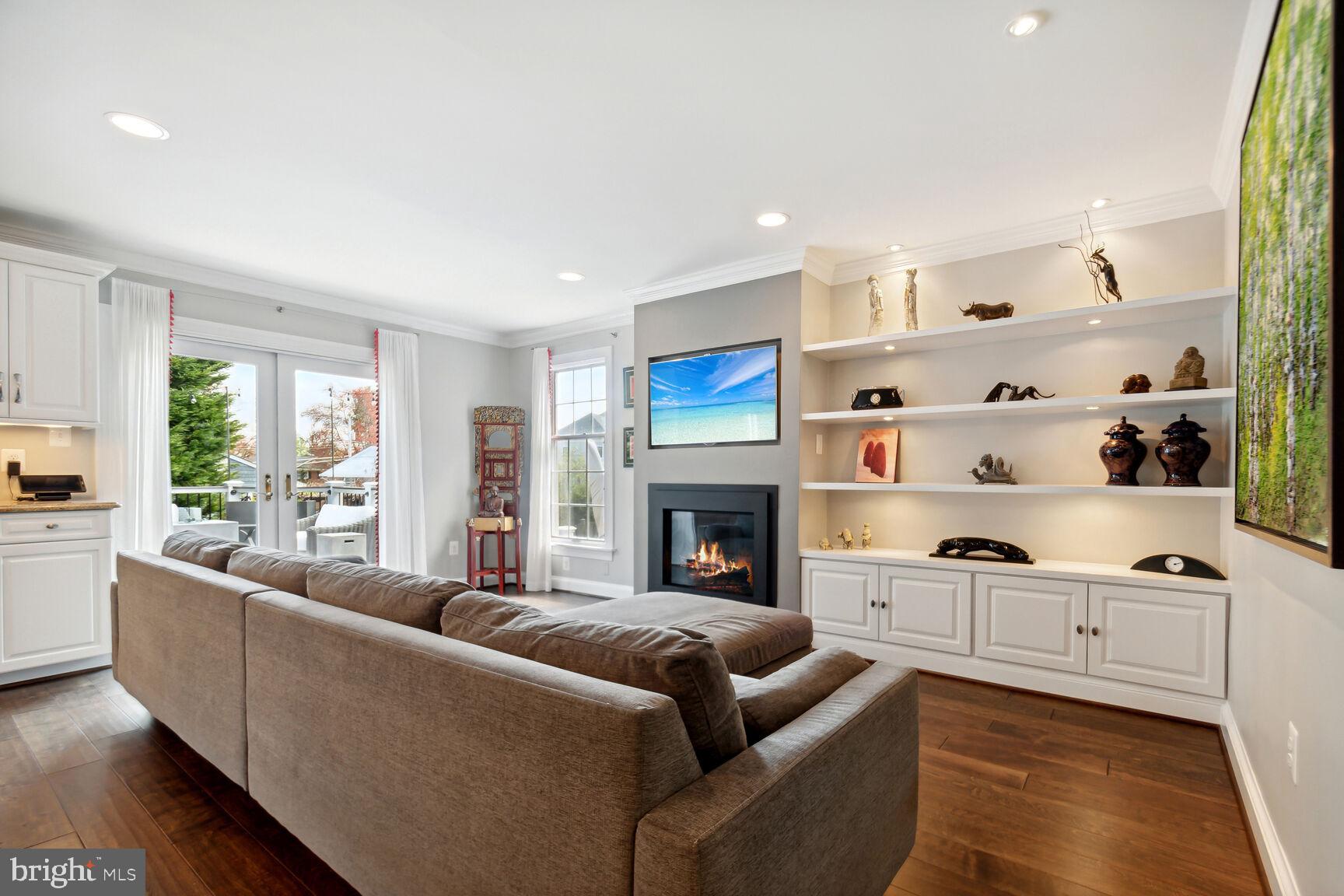 CHAIN BRIDGE SQUARE - Residential